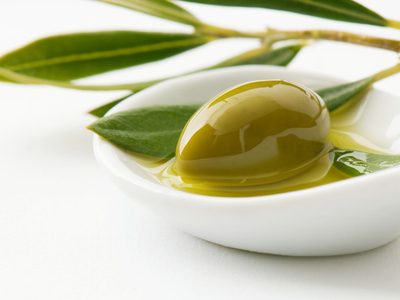 No tires la lata vacía de aceite de oliva: así de fácil podés crear el portalápices más hermoso y original
