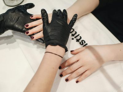 ¿Tenés uñas cortas? Probá estos 5 diseños de Nail Art elegantes: el secreto está en el color vino
