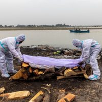 Hallazgo atroz sacude a la India: descubren más de 70 cuerpos flotando en un río