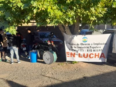 Trabajadores de Sanovo Greenpack realizaron una protesta en Cipolletti por despidos y denuncian irregularidades laborales