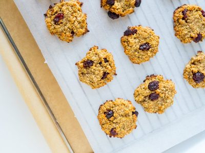 Galletitas de vainilla con arándanos sin gluten: perfectas para la merienda matera de este finde