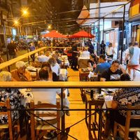 Habilitaron a los locales gastronómicos de Neuquén a dejar sus mesas en la calle de forma permanente