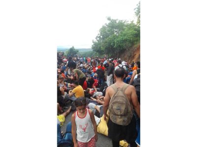 Decenas de migrante realizan bloque carretero para exigir su regularización migratoria