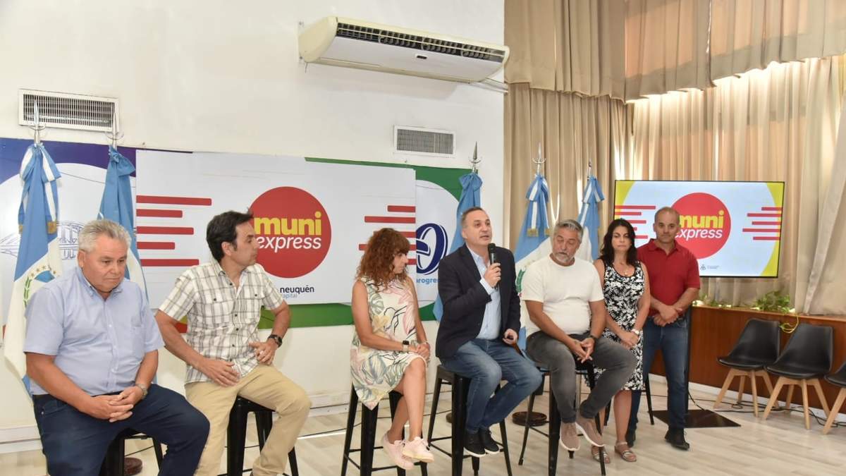 El anuncio de baja de tasas municipales fue encabezado por María Pasqualini y Fernando Schpoliansky. Fuente: (Matías García)