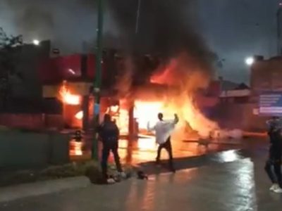 Incendian un Oxxo en León; una empleada habría resultado quemada (Video)