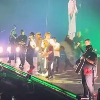 Guardaespaldas de Peso Pluma taclea a fan en pleno escenario; así reaccionó el cantante (Video)