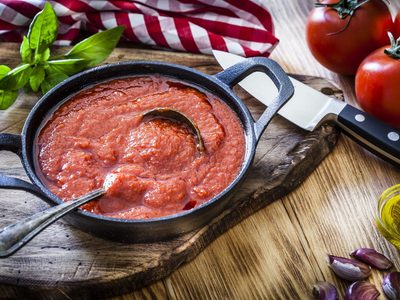 Pocos ingredientes, súper fácil y económica: hacé la mejor salsa de tomate de tu vida y guardala