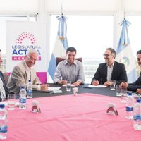 Marcos Koopmann firmó la extensión de un convenio con la compañía energética PAE y la AAP