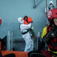 Naufragio frente a Libia: 10 muertos, 90 desaparecidos y solo tres sobrevivientes