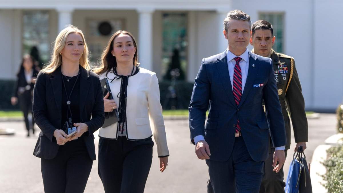 El secretario de Defensa estadunidense Pete Hegseth (segundo desde la derecha) en la Casa Blanca en Washington el 21 de marzo del 2025