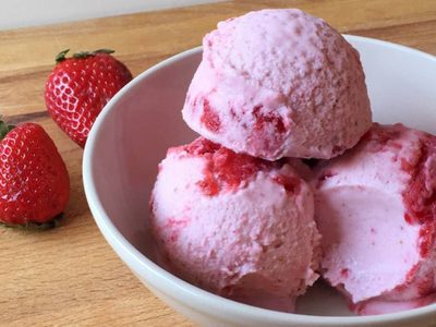 Natural e ideal para el calor: receta del helado de frutilla con solo tres ingredientes