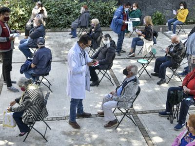 López-Gatell reconoce fallas en el arranque de la vacunación a adultos mayores