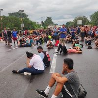Migrantes bloquean carretera en Chiapas para exigir salvoconductos para llegar a la frontera con EU