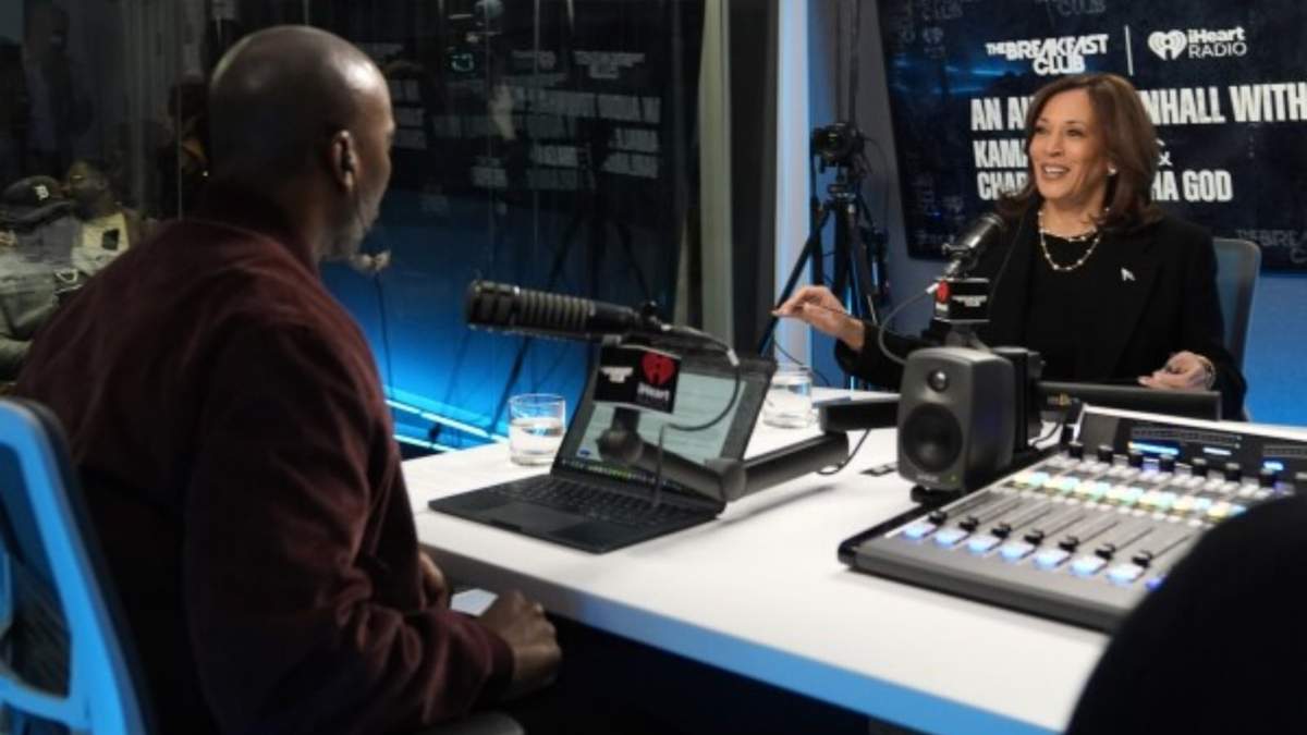 La candidata presidencial demócrata, la vicepresidenta Kamala Harris, en una entrevista con Charlamagne Tha God, uno de los presentadores del programa matutino The Breakfast Club de iHeartMedia