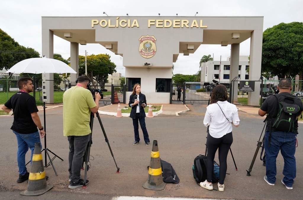 Periodistas se congregan en el exterior de la sede de la policía federal, donde está detenido el expresidente de Brasil Jair Bolsonaro, en Brasilia, Brasil, el 22 de noviembre de 2025