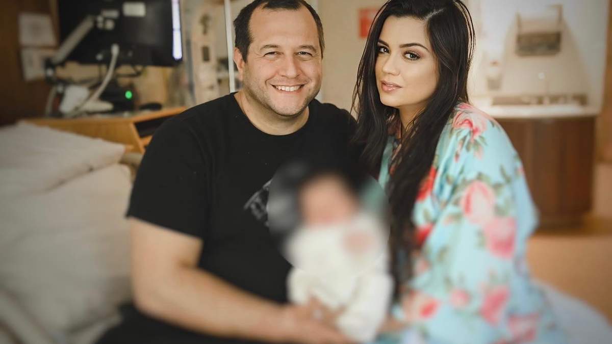 José Ramón junto a Carolyn Adams y su hijo