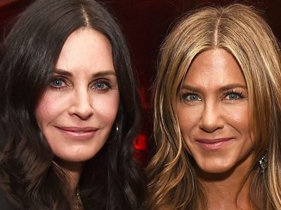 Furor total por una fotografía de Courteney Cox y Jennifer Aniston ¡con un disfraz muy original!