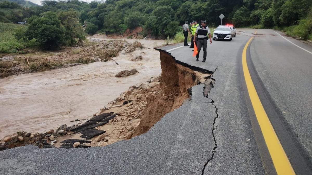 Carretera dañada tras el paso del huracán Otis