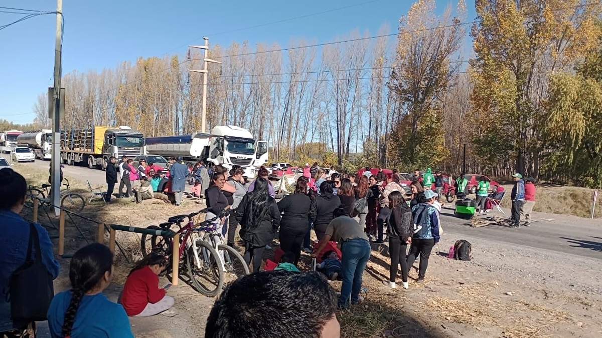Corte de Ruta 7, en San Patricio del Chañar. Fuente: (Facebook)