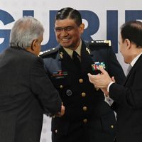 En cercanía con el Ejército, López Obrador supera a Calderón y a Peña
