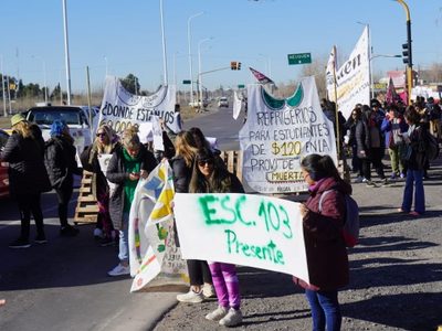 Docentes entregaron volantes en las rutas de la provincia y se preparan para marchar hacia la Legislatura