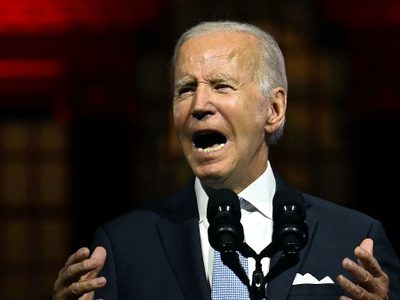 La democracia en peligro, acá y en Estados Unidos: Joe Biden llamó a defenderla de Trump