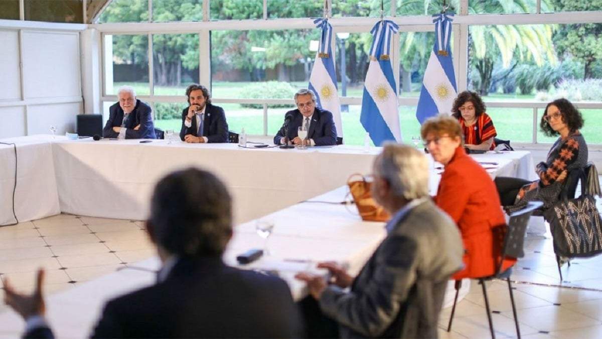 Alberto Fernández y su comité asesor. Fuente: (Twitter)