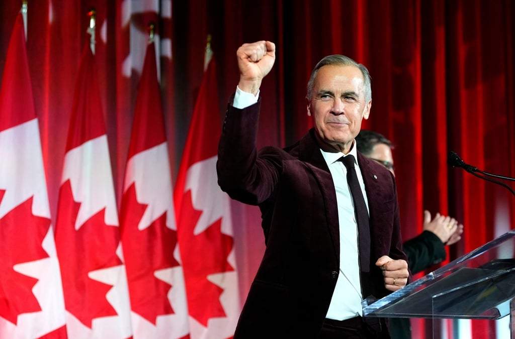 ARCHIVO - El primer ministro de Canadá, Mark Carney, levanta el puño al llegar a pronunciar un discurso en la fiesta navideña del bloque liberal en Ottawa, el jueves 11 de diciembre de 2025