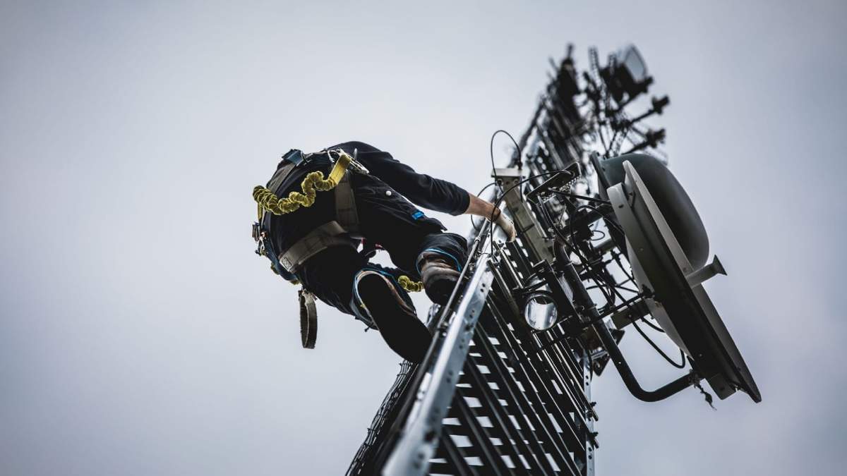 Operario en una antena de telecomunicaciones. Fuente: (Twitter)