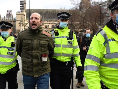 El confinamiento en Inglaterra celosamente vigilado por la policía: varios arrestos