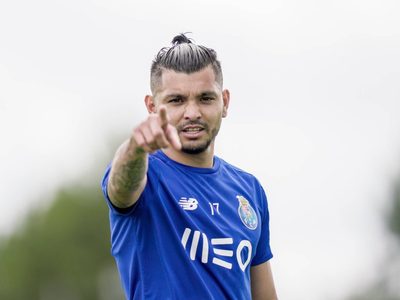 Milan lanzó una oferta por Tecatito Corona, asegura la prensa italiana