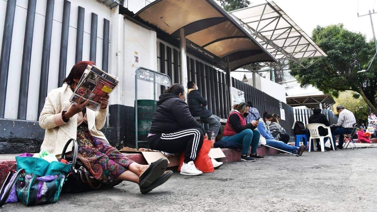 Familiares aguardan afuera de hospitales de la CDMX