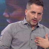 "¡Le chupa un hue...!" Ángel de Brito furioso atacó a dos famosos ¡en medio de un escrache!
