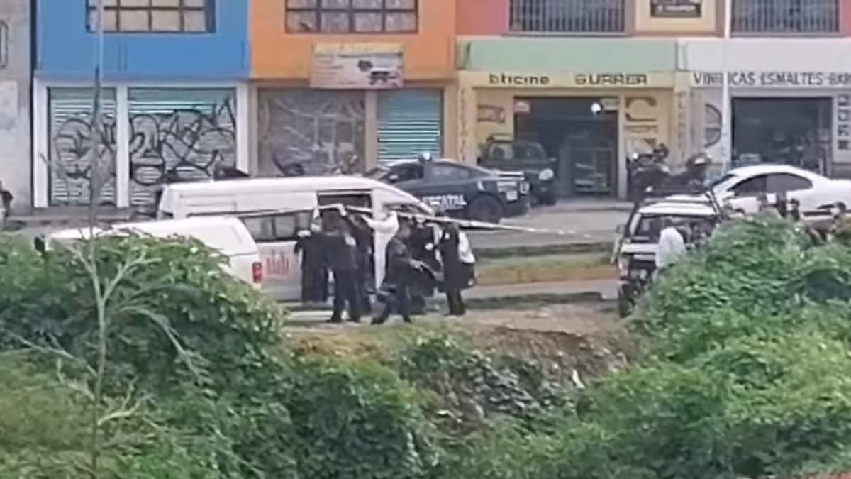 Policías y peritos en la zona donde ocurrió el asesinato