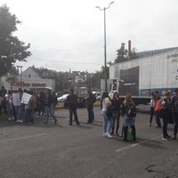 Con bloqueos, normalistas pactan diálogo con autoridades de Michoacán