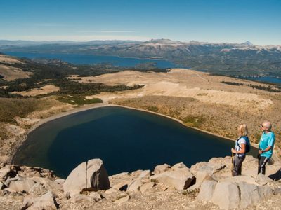 Un volcán, lagos, senderos y araucarias para conocer la Patagonia en Villa Pehuenia