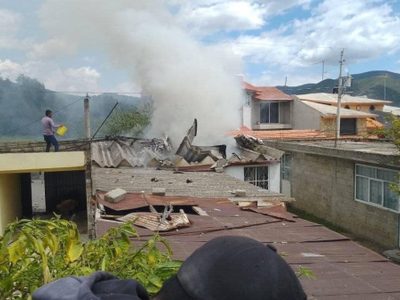 Cae avioneta sobre una vivienda en General Felipe Ángeles, Puebla; hay tres muertos