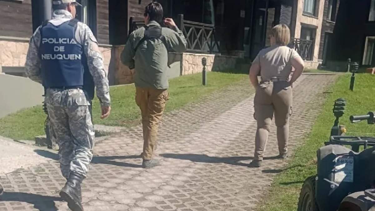 La comitiva de Guardafauna y Policía inspeccionó el local de Villa Lago Meliquina. Fuente (RSM)