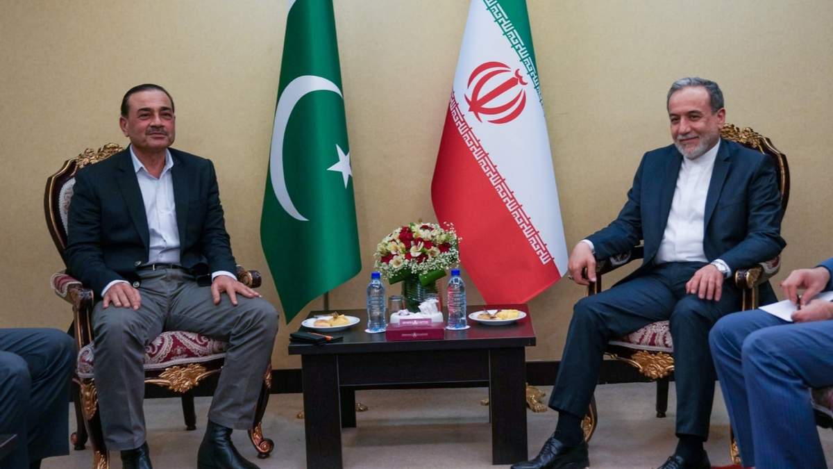 En esta foto publicada por el Ministerio iraní de Exteriores, el ministro iraní de Exteriores, Abbas Araghchi, a la derecha, se reúne con el jefe del ejército de Pakistán, el general de campo Asim Munir en Teherán, el miércoles 15 de abril de 2026