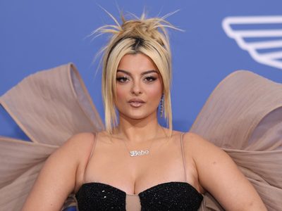 Bebe Rexha dice que está bien después de que le arrojaran un celular en la cara