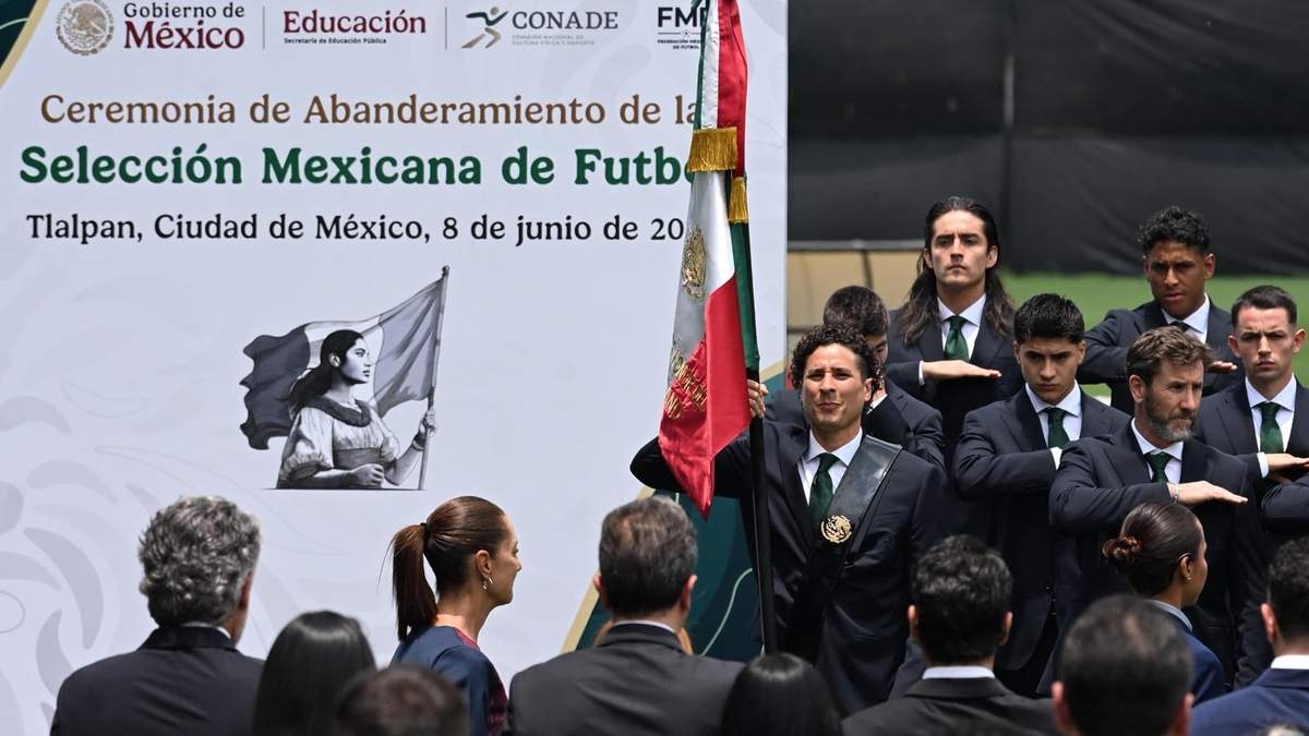 Memo Ochoa recibió el lábaro patrio
