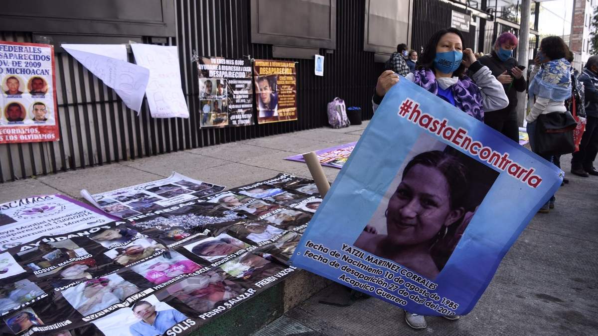 Una protesta de familiares de víctimas de la violencia frente al Senado. Foto: Octavio Gómez