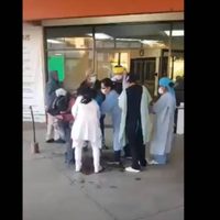 Indigna en redes desatención a mujer humilde que parió frente a hospital de San Pablo Huixtepec