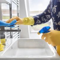 Rápido y efectivo: el truco para dejar el baño de tu casa impecable usando solo 2 productos muy económicos