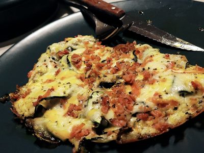 Cena fácil y proteica: sartenada de zucchini con queso y jamón en minutos