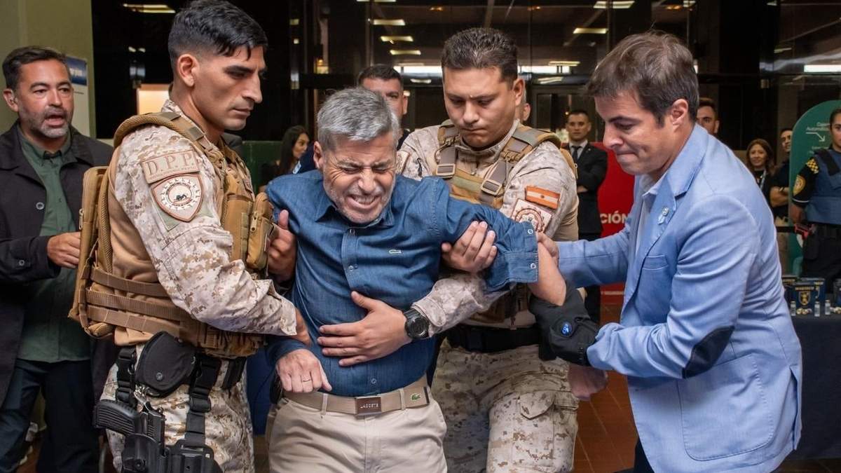El ministro de Seguridad de Córdoba probó un guante eléctrico para reducir delincuentes