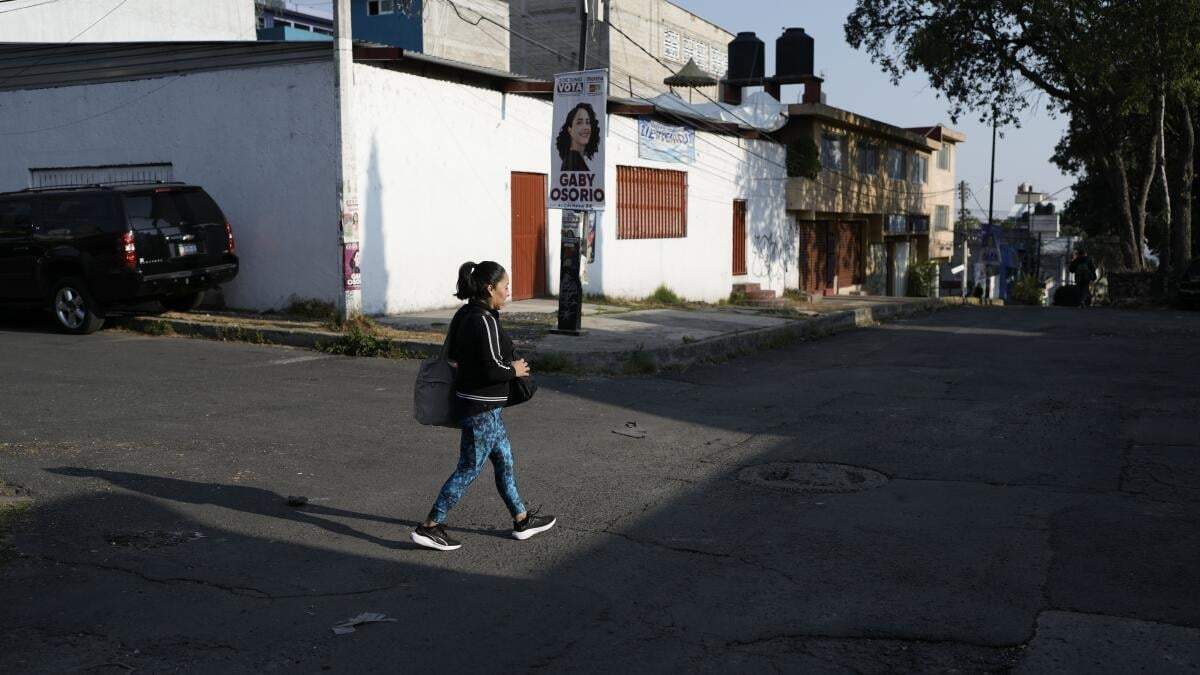 Concepción Alejo, empleada doméstica, sale hacia su lugar de trabajo en Ciudad de México, el miércoles 24 de abril de 2024. Alejo está entre los aproximadamente 2,5 millones de mexicanos --en su mayoría mujeres-- que son empleados domésticos en el país latinoamericano