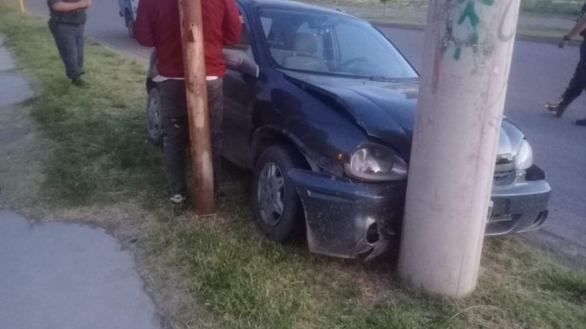 El conductor y el acompañante resultaron ilesos. Fuente: (Centenario Digital)