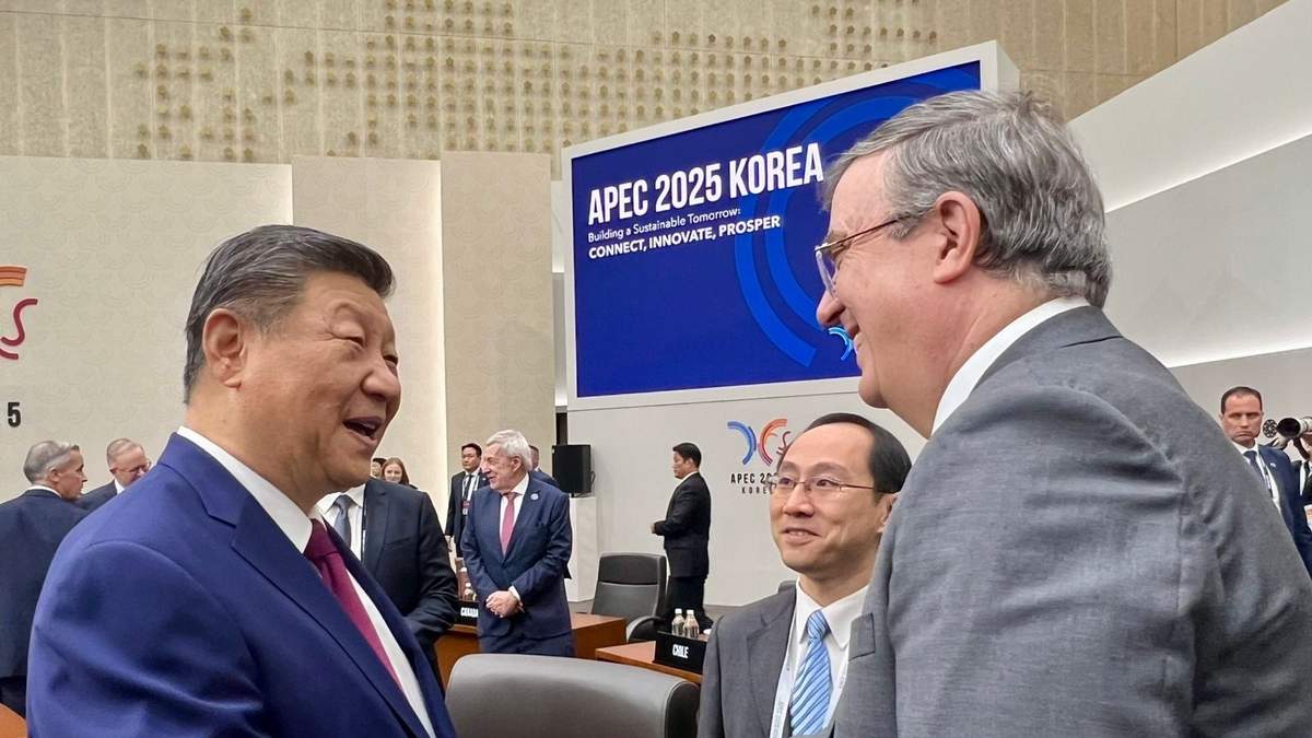 El secretario de Economía saluda al presidente de China, Xi Jinping, en la cumbre la APEC en Corea