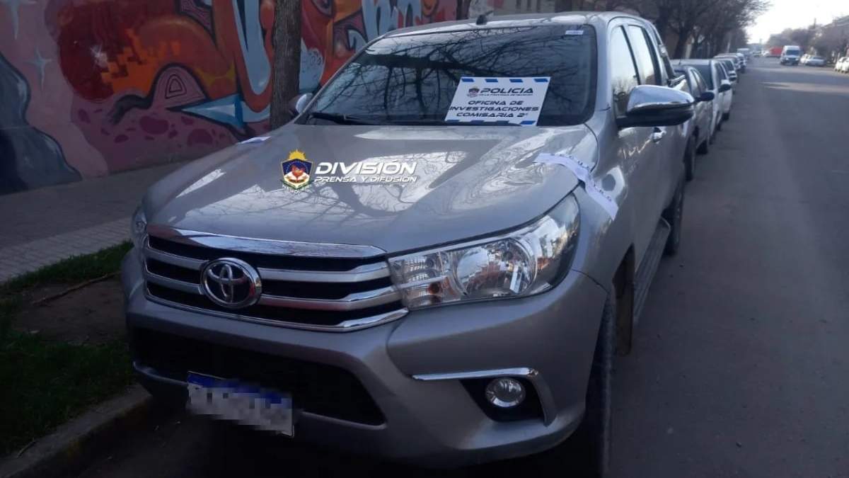 Camioneta Toyota Hilux secuestrada en el allanamiento. Fuente: (Policía de Neuquén)